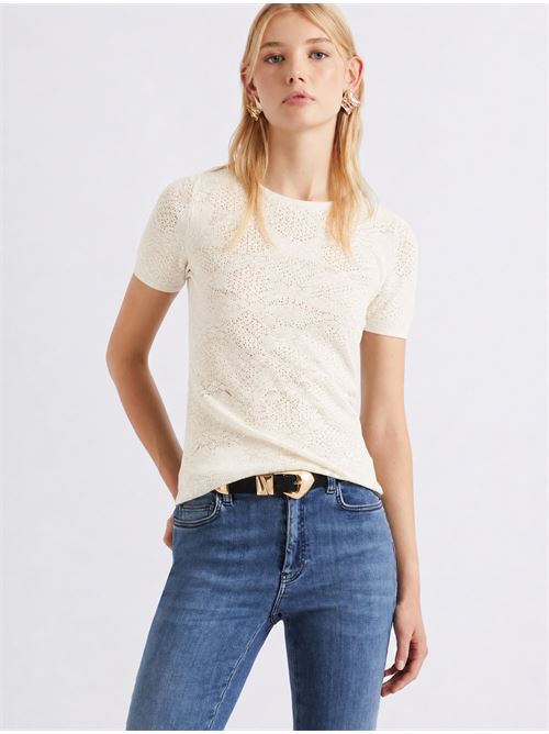 The laid-back T-shirt flair meets sensual jacquard-knit floral fabric: there's nothing run of the mill about this ultra-lightweight lace sweater. Try it with jeans on your days off, or a blazer and tailored trousers for the office. MARELLA SPORT | 2613361174200001